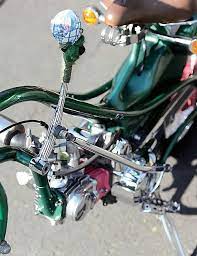 スーパーカブと言えば新聞配達や出前のバイクというような実用的なイメージが強いが 愛知県のカブ専門店m amp 038 f cuby カビィ の放つそれはダサいところが全くない 自転車のビーチクルーザーがイメージされているのだが 各部にワンオフパーツや大胆なフレ