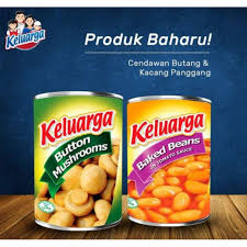 Cendawan champignon dalam air garam dalam tong. Keluarga Cendawan Butang