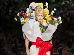 Test your knowledge and play our quizzes today! Moschino S Spring 2018 Flower Dresses Are The Latest In A Decades Long Trend Vogue