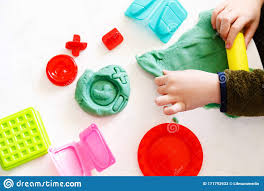 Los juegos de maría montessori se hicieron populares en el 1900, donde se desarrollaron en base a tres pilares: Juego Infantil Con Arcilla De Modelado Actividad Montessori En La Guarderia Arcilla De Modelado Casera Colorida Imagen De Archivo Imagen De Muchacha Juego 171792933