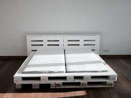 Bett bettrahmen aus holzpaletten bett aus paletten dekoration günstig haus projekte ideen zum selbermachen für zu hause zimmer einrichten glaube das bett bildet gewissermaßen den mittelpunkt deines schlafzimmers deshalb sollte es dir auch optisch gefallen und zu deinem stil passen um dir bei. Wir Haben Ein Super Schones 180x200 Cm Palettenbett Gebaut Wie Wir Das Gemacht Haben Was Ihr Dafur Bra Bett Aus Paletten Bauen Palettenbett Bett Aus Paletten
