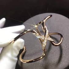 Crafted at the heart of place vendôme, its jewellery and watchmaking collections, such as bee my love, liens and josephine reflect exceptional skills and pay tribute to the parisian style. Chaumet Bracelet