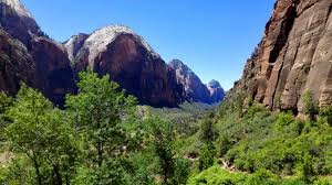 What stood out to us about this waterfall was that we typically didn't expect to find quiet waterfalls like. Wandern Extrem Der Angels Landing Trail Im Zion National Park