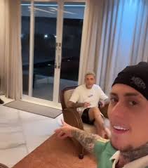 MC Daniel cai no choro ao encontrar sua família antes de show na Europa:  'Passa um filme na cabeça'