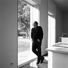 Sus diseños minimalistas y expresivos han recibido numerosos premios y reconocimientos. Jorge Pensi Core Furniture Online