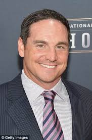Jay Feely apologizes for photo with gun, his daughter and her date