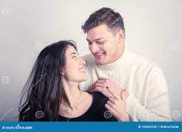 迷人的年轻微笑着的夫妻交换着柔嫩的幽默库存图片. 图片包括有统一性, 白种人, 现有量, 一起, 系列- 169635133