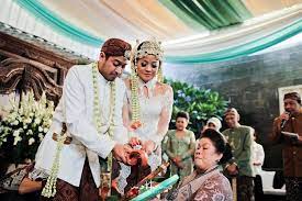 Wear your smartest/nicest outfit in simple colors and limited patterns. Weddings In Indonesia A Guide To Customs And Etiquette At Indonesian Ceremonies Honeycombers Singapore