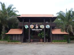Tarikan menarik dalam taman rama rama & reptilia melaka kami datang ke taman ini pada awal pagi jam 10 masa ni tak ramai lagi pengunjung. Melaka Butterfly And Reptile Sanctuary Wikipedia