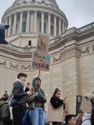 Qu'ea p'absence de déelaration et done d'organisaturidentifié,pautorité de police n'est pas méme de demander ia modification du lieu de. Direct A Paris La Jeunesse Manifeste Pour Le Climat Sciences Et Avenir