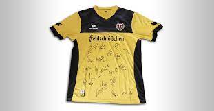 Komplettiert wird das neue dynamo dresden trikot 18/19 durch schwarze shorts und gelben stutzen auf deren vorderseite mittig das dynamo dresden wappen eingearbeitet wurde. Dynamo Dresden Trikot Von Der Mannschaft Signiert