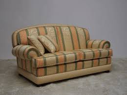 Sofa designs and sizes can be customized, more than 50 leather and fabric colors for your selection to fit with your house decoration. Klassisches Sofa Mit Gestreiftem Stoff Idfdesign