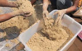 Pakan buatan adalah pakan yang dibuat dengan formulasi tertentu berdasarkan pertimbangan pembuatnya. Membuat Pakan Ikan Sendiri Yang Kaya Protein Dan Vitamin
