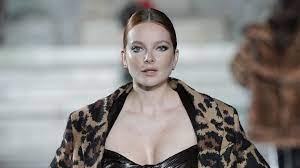 Born 11 may 1987) is a hungarian model who rose to prominence after placing 4th in the elite model look 2002 and is known for her work with dutch photography team inez van lamsweerde and vinoodh matadin Igy Nezett Ki Mihalik Eniko 13 Es 15 Evesen 24 Hu