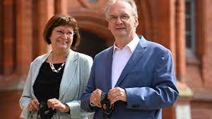 Nach dem sieg zeigten sich der ministerpräsident und seine frau arm in arm. Etxobdemsab7mm