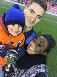 Découvrez le portrait de sa charmante compagne, deborah panzokou. Au Stade En Tenue Sexy Decouvrez La Jolie Deborah Panzokou La Compagne Du Footballeur Du Psg Thomas Meunier Tele Loisirs