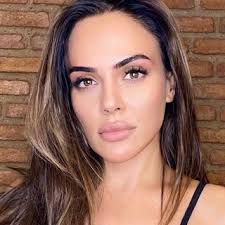 Atilla i̇lhan'ın şiirleri üzerine yüksek lisans yapmıştır.buket aydın, kadıköy'de bulunan kuşdili spikerlik ve sunuculuk kursunda eğitim almıştır. Buket Aydin Instagram Istatistikleri