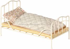 Sie vermitteln geborgenheit und schutz, man kann darin spielen und hat sein erstes eigenes zuhause. Maileg Kaninchen Zubehor Vintage Bett Mini Off White