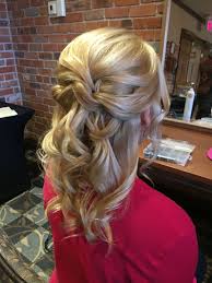 Women with shoulder length hair will love the easy half updo that imitates a downdo with a bouffant. Einzigartige Daunenhochzeitsfrisuren Neu Frisuren 2018 Mother Of The Groom Hairstyles Mother Of The Bride Hair Bride Hairstyles