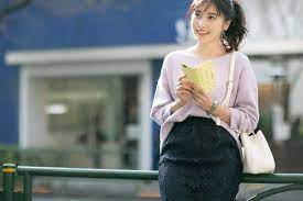 モテol 佐野ひなこが フェミニンな ラベンダーニット を着まわし with online 講談社公式 恋も仕事もわたしらしく ファッションアイデア フェミニン ラベンダー ニット