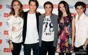 Alex si trupa filmul (2016) dublat in romana vezi mai jos toate episoadele din alex si trupa sezonul 3 dublat in romana disney. Alex Si Trupa Inicio Facebook