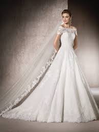 Die wahl fällt nicht leicht, denn es gibt unzählige schnitte und stile. Carmen Ausschnitt Braut Lounge Wiesbaden