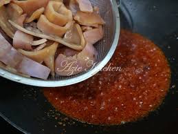 Kalau rasanya sama, saya akan pilih kisar. Sambal Sotong Kembang Azie Kitchen