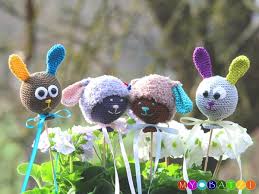 Zu ostern kannst du viele schöne dinge basteln: Hakelanleitung Blumenstecker Ostern Hase Und Schaf