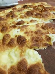 Camogli, tipico borgo marinaro situato nella splendida cornice del golfo paradiso, deve la sua fama alla felice posizione che rende mite e gradevole il clima durante tutto l'anno. Ehsssi Focaccia Figassa Quella Di Trattoria Del Duca Camogli Facebook