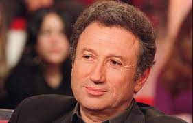 Lui n'a pas peur du rajeunissement opéré par michel drucker raconte ensuite qu'il a déjà failli subir le même sort que julien lepers, lorsqu'il. Le Vrai Age De Michel Drucker