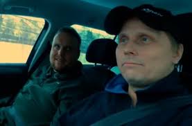 Heija Vi i NRK Sápmi lager en underholdende dokumentarserie om  forbannelser, myter og mysterier, der to programledere tar historier om det  overnaturlige på alvor og undersøker om det kan være mer mellom