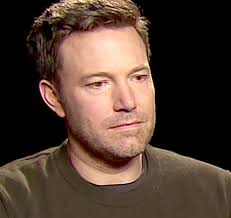 #настроение бен аффлек , #бен аффлек уставший , #бен аффлек курит на крыльце , #бен аффлек с сигаретой , #курящий на улице бен аффлек мем в синей кофте. Reakciya Bena Affleka Na Negativnye Otzyvy Fanatov Na Film Betmen Protiv Supermena Vzorvala Internet Gamebomb Ru