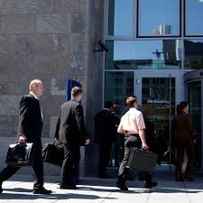 Zu jeder filiale bekommen sie per klick weitere informationen zur lage und dem aktuellen angebot. Betrug Fahnder Verdachtigen Sieben Mitarbeiter Der Deutschen Bank Der Spiegel