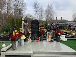 Как только жанна фриске ушла, между гражданским мужем жанны и ее родителями началась настоящая война. Mogilu Zhanny Friske Ukrasili K Novomu Godu Starhit Ru