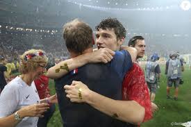 En u19, 4 sélections pour 4 victoires, en espoirs 15 sélections, 12 victoires et 3 nuls, et avec les grands : Benjamin Pavard Avec Ses Parents Frederic Et Nathalie Pavard Finale De La Coupe Du Monde De Football Purepeople