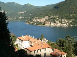 Het park ligt op een vlak terrein van ruim 40.000 m² en kenmerkt zich door de ruime opzet. Comomeer Tussen De Bergen