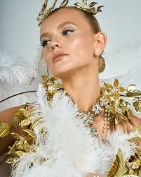 Bringing the glam to this photoshoot with the help of @prettypartybty  ponytail extensions. The perfect addition to add to this photoshoot. Thanks  to @prettypartybty @monartmakeup.mich @intellchic for making this shoot  possible.