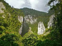 Mereka yang meneroka gua sebagai aktiviti rekreasi dipanggil sebagai penggua (bahasa inggeris: Deer Cave Wikipedia