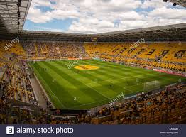 Die finanzierung wird deutlich günstiger, aber wohin fließt das nun freie geld? Deutschland Dresden Dynamo Dresden Spielt Im Gluecksgas Stadion Stockfotografie Alamy