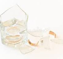 Vidro quebrado imagem de stock. Imagem de ouro, forma - 6274255