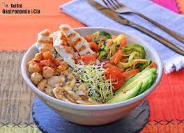 Espaguetis De Calabacin Con Pollo Garbanzos Y Aguacate Una Comida Completa Y Deliciosa En Un Bol Gastronomia Cia