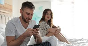 If you recognize these 9 behaviors, your partner is hiding something from  you - Hack Spirit