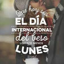 El 13 de abril de cada año, se celebra el día internacional del beso, una fecha que surgió gracias al beso más largo de la historia, que duró 46 horas 24 minutos y 9. Dia Internacional Beso Feliz Dia Del Beso Dia Del Beso Frases Para Sobrinos