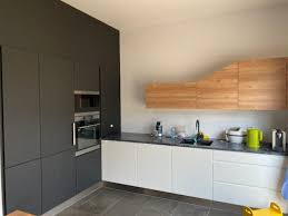 Un îlot polyvalent et discret pour manger dans la cuisine. Cuisinella Cuisine Avec Ses Touches De Noir Pearl Laque Facebook