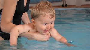 Ab wann darf ein baby sitzen? Mit Baby Ins Schwimmbad Tipps Und Wichtige Hinweise Focus De