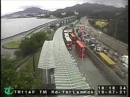 屯門公路交通意外 ＊＊＊＊＊＊＊＊ 今日上午約八時在屯門公路往九龍方向近黃金海岸發生的一宗交通意外中共有八十五人受傷。 初步調查顯示意外牽涉三輛雙層巴士。 傷者被送往屯門醫院、仁濟醫院及瑪嘉烈醫院救治。 三十人被送往瑪嘉烈醫院，其中包括六男二十四女，年齡由十九至五十四歲. å±¯é–€å…¬è·¯2è»Šç›¸æ'žå¾€å…ƒæœ—è»Šé¾é€¾10å…¬é‡Œ é ­æ¢æ—¥å ±