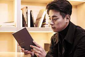 I saw park jungmin once in a drama and they did him quite dirty compared to other. The Life Of An Ugly Third Rate Minor Actor Park Jung Min Tells The Tales Of A Rising Star In Witty Book Of Essays