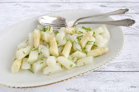 Spargelsalat Klassisch Aus Weissem Spargel Und Mit Einer Vinaigrette Als Dressing Einfaches Schnelles Reze In 2020 Spargelsalat Spargelsalat Rezept Vorspeisen Rezepte