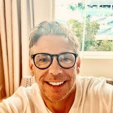 Toxic workplaces are like bad relationships. They gaslight you into  thinking you're the problem. Your boss takes credit for your ideas. Your  coworker throws you under the bus. Management brushes…