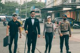 Cowok ganteng bernama asli kriss hatta ini emang makin punya banyak penggemar belakangan ini. Jadi Mister Money Ini 10 Potret Gagah Ammar Zoni